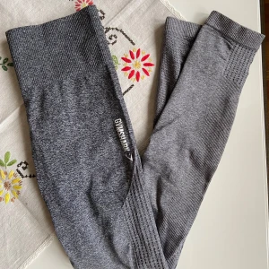 Grå tights från Gymshark - Knappt använda tights från gymshark, lite olika nyanser av grå med streck under rumpan 