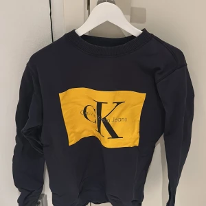 Mörkblå sweatshirt från Calvin Klein Jeans - Säljer denna för att jag inte gillar den längre, det finns inga skador på den, men den är lite skrynklig