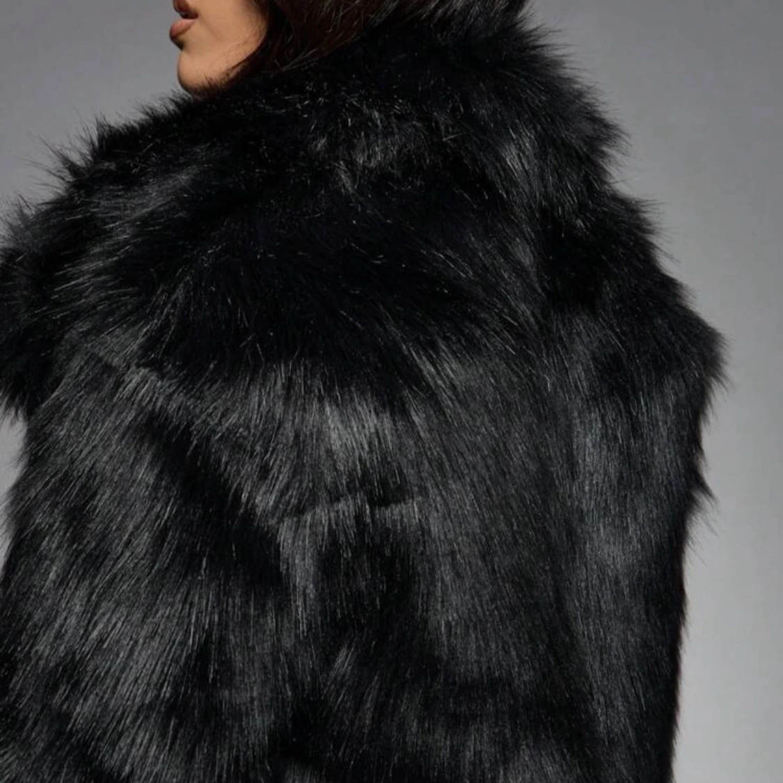 Svart pälsjacka med croppad passform - 1