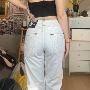 Vita True Religion Jeans - sparsamt använda, har en liten orange fläck vet inte om den går bort eller inte, har inte försökt.  jag är 1,63cm lång