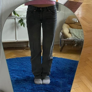 Lowwaist grå straight jeans - Säljer ett par grå jeans i modellen A '99 Low Straight från Abrand Jeans. Byxorna är lowwaist och straight i storlek W26. De kostar nypris 999 och jag säljer de för 500, de är knappt använda. Har även ett par likadana i ljusblå så om man köper båda kan man få de för 400.