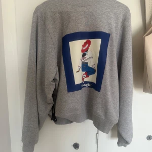 Tröja med tryck från Wrangler❤️ - Säljer en grå sweatshirt från Wrangler med ett tryck på framsidan, tröjan har rund halsringning och är tillverkad i mjuk bomull och har ett jätte fint skick! Skriv vid intresse eller fundering!🙏