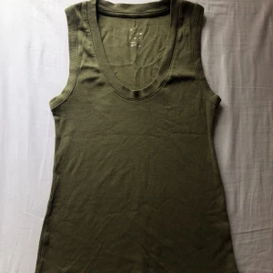 Olivgrön linne - Säljer en olivgrön ribbad linne. 