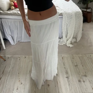 Vit långkjol - så söt 🥹💖nästintill oanvänd. står ingen strl i kjolen, passar mig som är xs-s, men den är strechig runt midjan så passar även m 🫶🏼