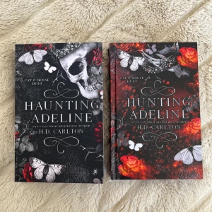 Haunting Adeline - Två böcker ur Cat & Mouse Duet-serien av H.D. Carlton. En bok har hårt omslag och den andra har mjukt omslag. Perfekt för dig som gillar spänning och mörk romantik. Boken är på engelska