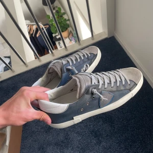 Philippe Model - Tjena. Jag säljer nu dessa sällsynta Philippe Model i storlek 42 men passar dig som har 43. Skorna är i väldigt fint skick: 8,5/10. Box, dustbag och kort medkommer. Hör av dig vid funderingar.