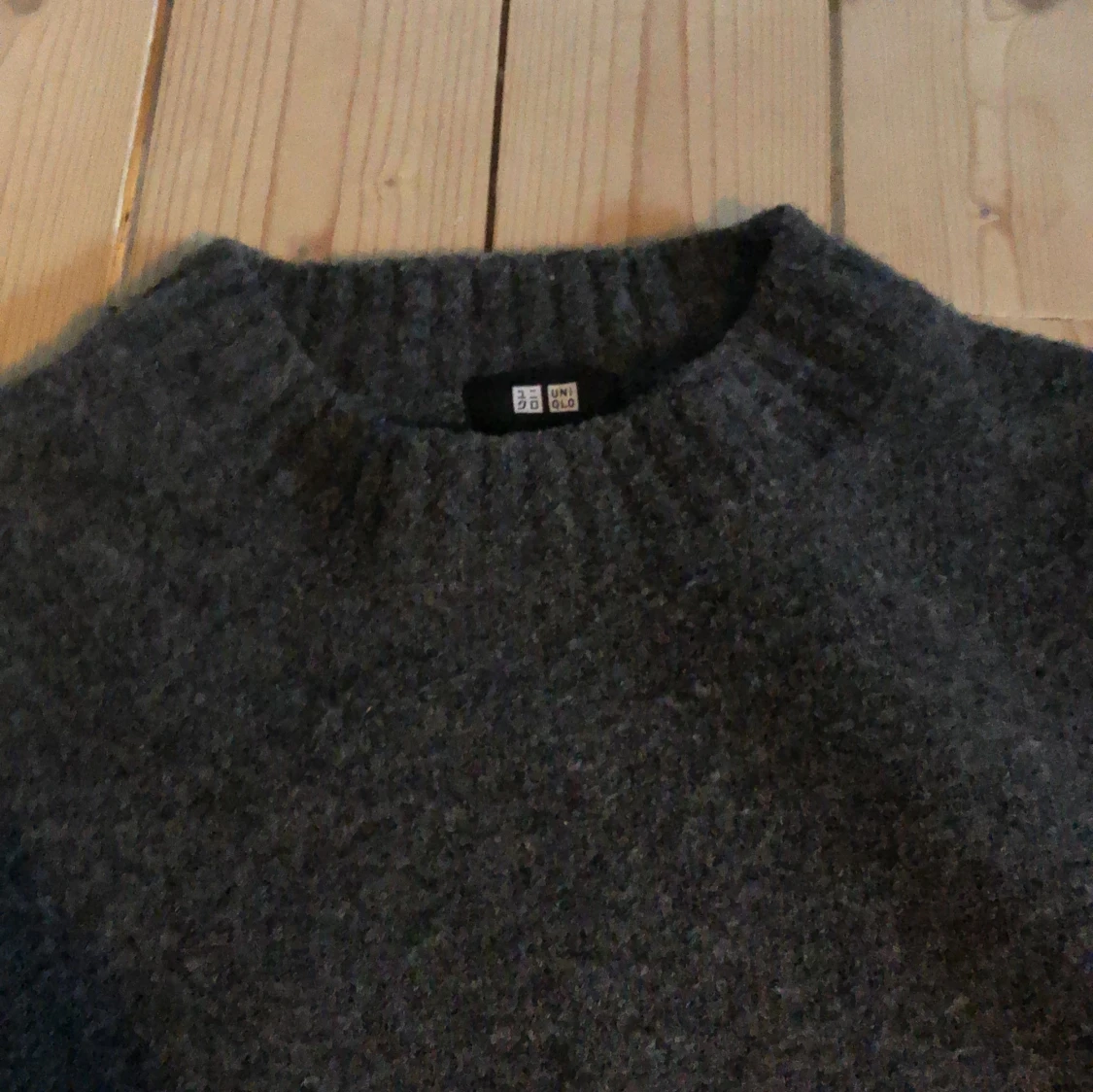 Mörkgrå stickad tröja från Uniqlo - 2