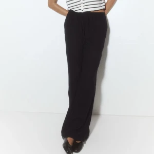Svarta linnebyxor från H&M - Ett par svarta linnebyxor från H&M med resår i midjan 💞Byxorna har en rak passform, perfekta för en avslappnad och stilren look ☺️Gjorda i svalt linnematerial