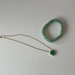Grönt armband och halsband med fyrklöver - Smycken säljes eftersom att det inte används av mig.