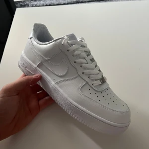 Nike Air Force 1 - Helt nya Nike air force 1 Köpte skorna för ett tag sedan som var tänkt till sommaren. Men nu när jag testa dem igen så är dem lite för små för mig. Där av säljer jag dem nu. Aldrig använda utomhus endast stått på hyllan och väntat på bättre väder. 