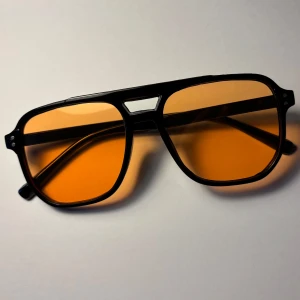 Grisch Solglasögon + Gratis produkt - OBS ALLA ORDRAR KOMMER MED EN RING ELLER EN KEDJA, FRÅGA VID KÖP!!!                                               Snygga grisch solglasögon med retro design. Finns både med orangea och blåa   linser som ger en unik stil. Om det står såld så meddela!!