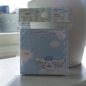 Cinnamoroll klisterlappar - Säljer ett block med söta Cinnamoroll klisterlappar från Joytop. Ljusblå design med Cinnamoroll-figuren, moln och små dekorationer. Perfekt för anteckningar eller dekoration. Cirka 100 ark i förpackningen.