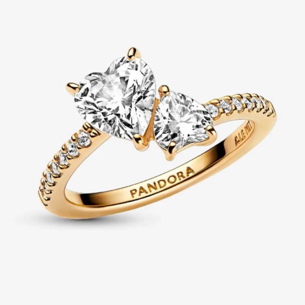 Hej! Säljer nu helt oanvänd ”Dubbel glittrande ring med hjärtan” som är köpt ifrån Pandoras hemsida. Jag köpte den till min tjej som present men den var tyvärr förstor och därför säljs den. Ringen är i storlek ”60” och är platerad med 14 karat guld och kostar 1399:- i nypris. Original påse, ask och kvitto medkommer. Tveka inte att höra av er om minsta fråga eller prisförslag! Mvh Alvin. Asusteet.