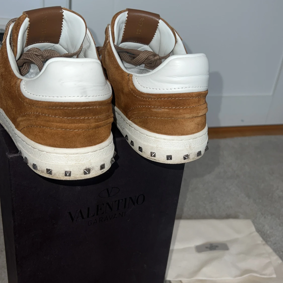 Bruna och vita sneakers från Valentino Garavani - 4
