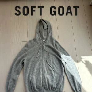 Soft Goat zip hoodie - Säljer denna sjukt snygga kashmir zip hoodien från soft goat. Hoodien har inga skador och är väldigt välskött str L men passar även M