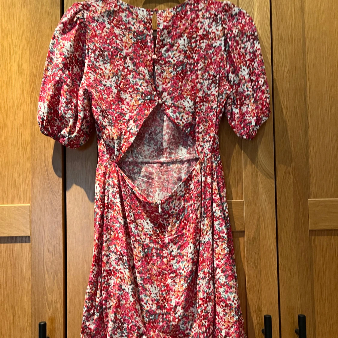 Röd blommig klänning med puffärm - 1