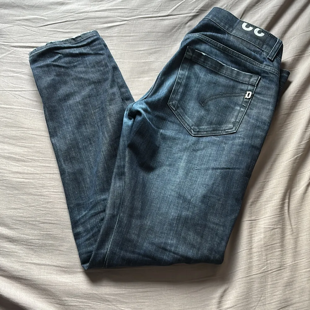 Hej! SĂ€ljer dessa feta dondup jeans med lite snygga slitningarđ€© De Ă€r i storlek 32 och Ă€r i fĂ€rgen blĂ„! Sitter riktigt bra och Ă€r i bra skick! . Farkut & Housut.