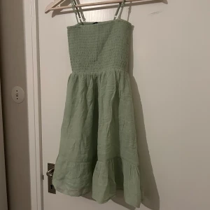 Ljusgrön klänning  - Säljer en söt ljusgrön klänning  Perfekt för varma dagar! Använd 1 gång 