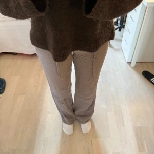 Beiga linnebyxor  - Snygga raka beiga linnebyxor med fickor! Har sytt ihop ett litet hål där bak, men enligt bild syns det knappast❤️‍🔥