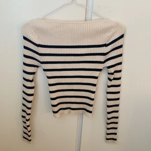 Randig tröja - Superfin ribbad tröja från H&M i storlek S. Tröjan är vit med svarta ränder, har lång ärm och sitter tight. Tröjan är helt ny och har aldrig används. Säljer då den inte kommer till användning💗