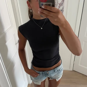 Topp från Gina Tricot  - Säljer denna super snygga topp från Gina tricot! Nästan aldrig använd så den är i nyskick!! Öppen för prisförslag💓