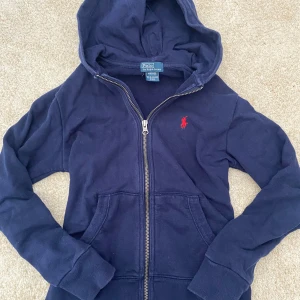 Ralph Lauren hoodie med dragkedja - Fint skick! Storlek M för barn alltså 8-10 år men skulle säga att den är lite stor i storleken😊