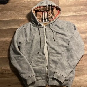Burberry zip - helt ny, knappt använd grå burberry hoodie. 