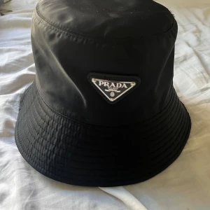 Prada bucket hat  - Hej säljer min Prada, behöver sälja den för att ska flytta från Sverige på måndag kan bara mötas idag och söndag 27july om ni undrar nåt skriv
