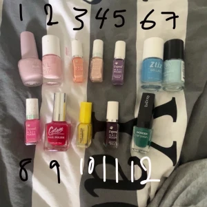 Färgglada nagellack i olika nyanser - Säljer ett gäng nagellack i olika färger: ljusrosa, nude, lila, blå, grön, gul och röd. Märken som Depend, Isadora, Ztiz, Glam och Mavala. Perfekt för dig som vill variera din nagelstil med både pastell och starka färger. Små flaskor med klassisk borste. Skriv vilken du är intresserad av så får du mer information, man kan köpa 1 eller fler och då kan man diskutera priset men ja kan också sälja alla för 70kr