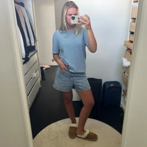 Ljusblå softgoat tröja - Ljusblå softgoat tröja i modellen chunky t-shirt 🩵 bra skick, men en liten moppen som sticker ut på bröstet (se bild)