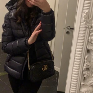 Moncler bady - Säljer vidare min moncler jacka i modell bady pga den inte kommit till användning. Passar perfekt under höst och vinter. Storlek 1 i moncler storlek men passar  bäst på en XS. QR kod inuti jacka garanterar äkthet. Skickas med dust bag. 
