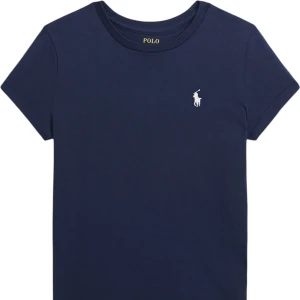Marinblå t-shirt från Polo Ralph Lauren - Klassisk marinblå t-shirt från Polo Ralph Lauren med korta ärmar och rund halsringning. T-shirten har en vit broderad logga på bröstet och är tillverkad i mjuk bomull för en skön känsla. Perfekt för en clean och stilren look. 