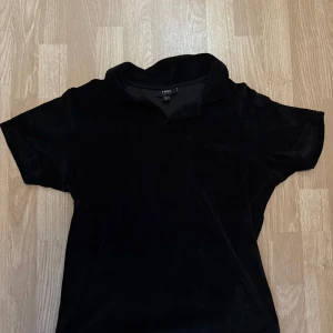 Svart kortarmad - Svart kortarmad(Ull tröja) sitter riktigt bekvämt, passar bra under sommaren 