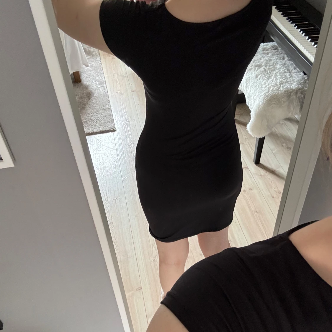 Svart tight kortklänning - 1