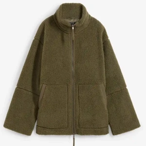 Olivgrön oversized teddyjacka från bpc - Mysig olivgrön teddyjacka från bpc (bonprix collection). Jackan har hög krage, två stora fickor framtill och stängs med dragkedja. Oversized, avslappnad passform. Använd en gång.