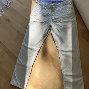 Chinos ljusa - Ett par chinos från East west