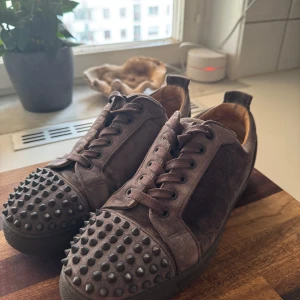 Christian Louboutin Junior spike - Christian Louboutin junior spike i storlek 42. Ibga flaws förutom att ens snörets topp är lite skadat (bild vid efterfrågan) nypris 8500:- mitt pris 3800:-