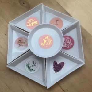 Pärlfat med klistermärken på - Pärlfat som man kan ha om man har en smal business eller något liknande. Man kan ha pärlor, berlocker och massa annat i dem. Priset gäller för alla (7) pärlfaten💞 (5kr styck)