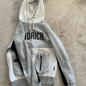 Grå Hoodrich Tracksuit - Grå hoodrich tracksuit Gaderobrensning