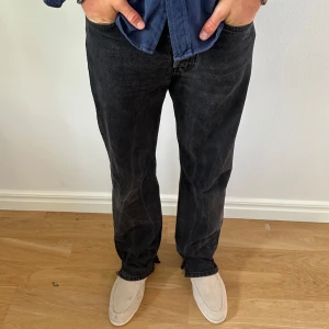 Arket jeans  - Ett par riktigt schyssta straight fit jeans från Arket med snygg tvätt .  . W29 L32. Klippta på sidan så de sitter snyggare på skor. Fint skick, köp för endast 449kr
