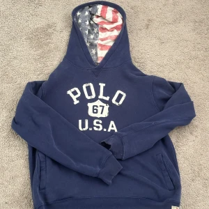 Blå hoodie Polo Ralph Lauren  - Hej! Säljer nu en väldigt eftertraktad Raffe hoodie som är väldigt sällsynt svår att få tag på storleken S men kan passa M me hör av er