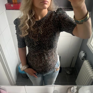 Isabel marant blus - SNYGGASTE blusen från Isabel marant x hm i siden. Lite see through och med puffärm och trekvartsärm. Storlek 42 men är väldigt liten i storleken och passar som på bilden (jag har vanligtvis stl 36 så skulle säga att den är ungefär det)