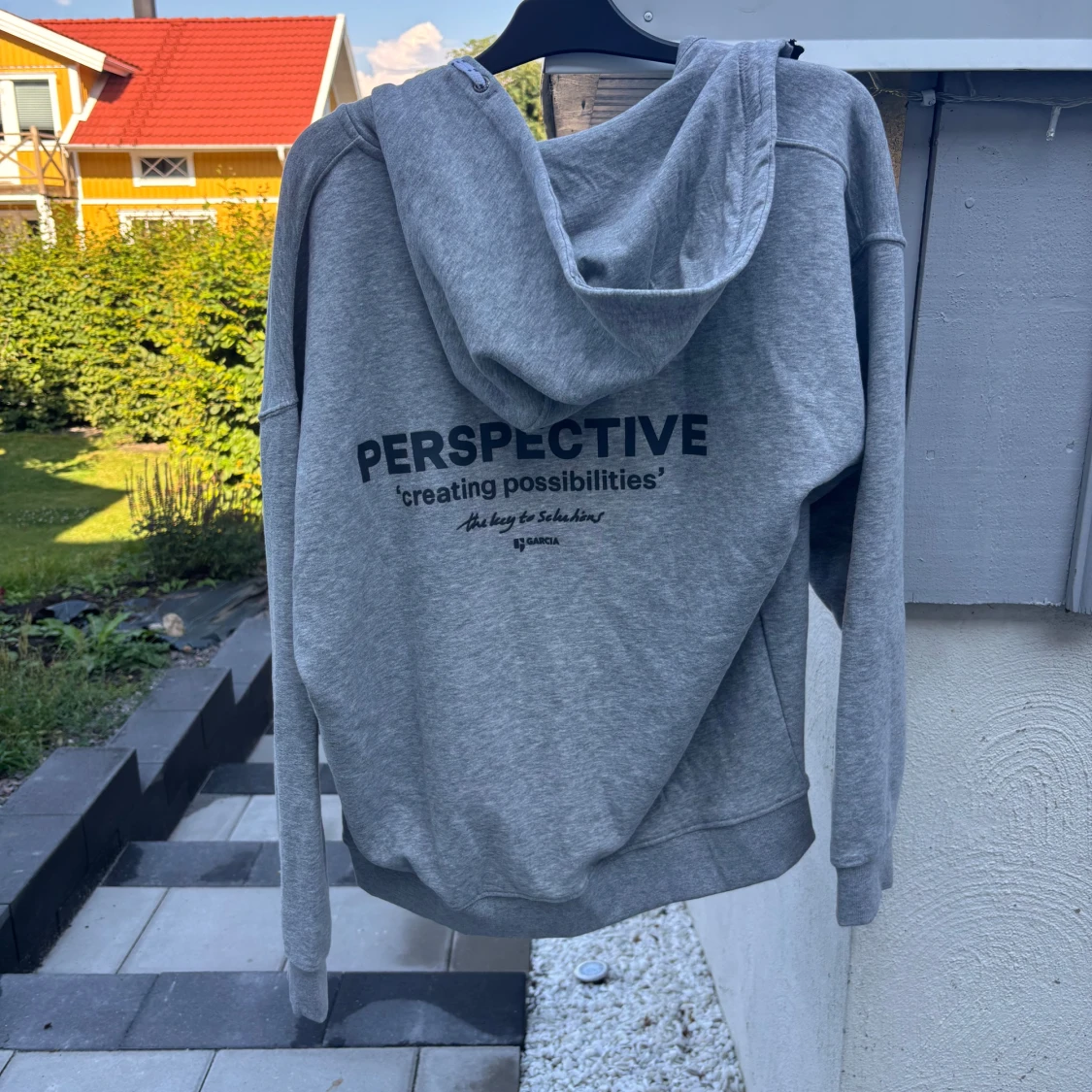 Grå hoodie med tryck från Garcia - 1