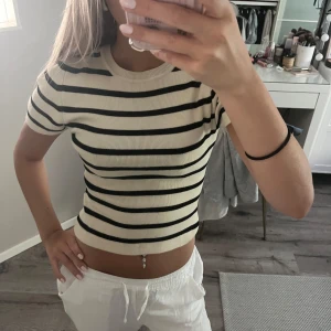 Randig croppad topp i bomull - Snygg T-shirt/ Topp från GinaTricot som aldrig används🤗storlek M men passar mig som vanligtvis bär xs