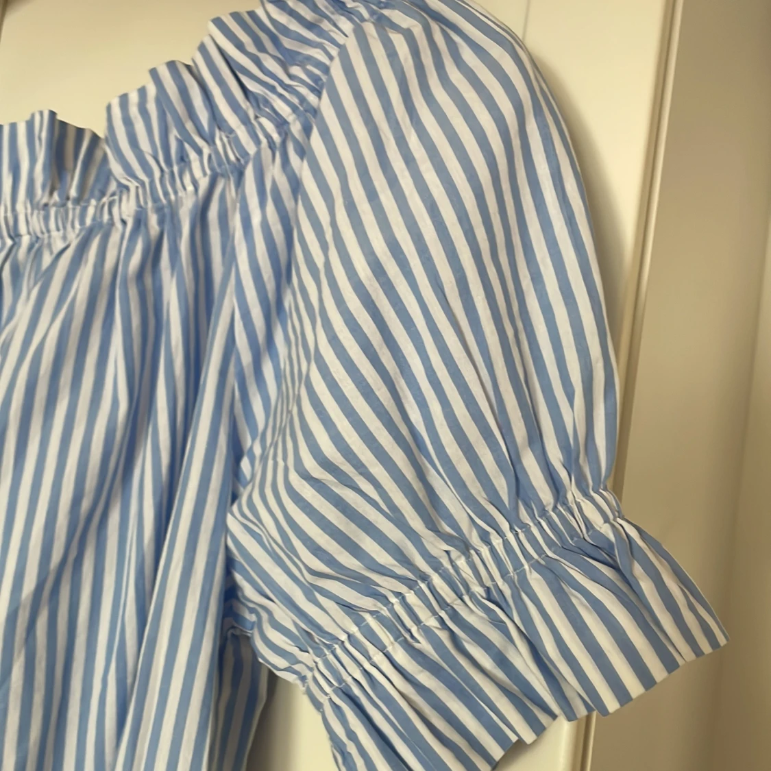 Blåvit randig offshoulder klänning H&M - 4