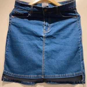 Blå jeanskjol från L.B.C. - Blå jeans kjol, med fickor bak och fram. Storlek M. Endast provad.