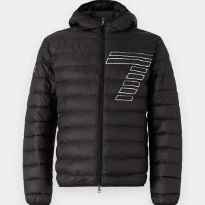 Svart dunjacka med huva och tryck - Svart dunjacka med huva och dragkedja framtill.  Ea7 jacka i storlek L helt ny inte använd lappen finns fortfarande på allvädersjacka ny pris 2200