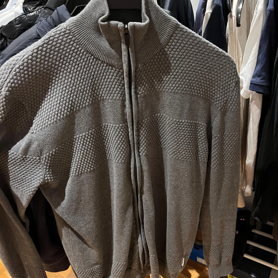 Grå stickad kofta från Lindbergh