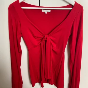 Röd långärmad topp med knyt - Snygg röd långärmad topp från Designbysi. Kontakta vid frågor osv 😊