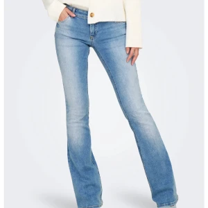 Bootcut jeans i ljusblå denim från ONLY - Snygga ljusblå bootcut jeans från ONLY. Dom är helt nya och aldrig andvända. Storlek Xs/32 och nypris 549 kr.